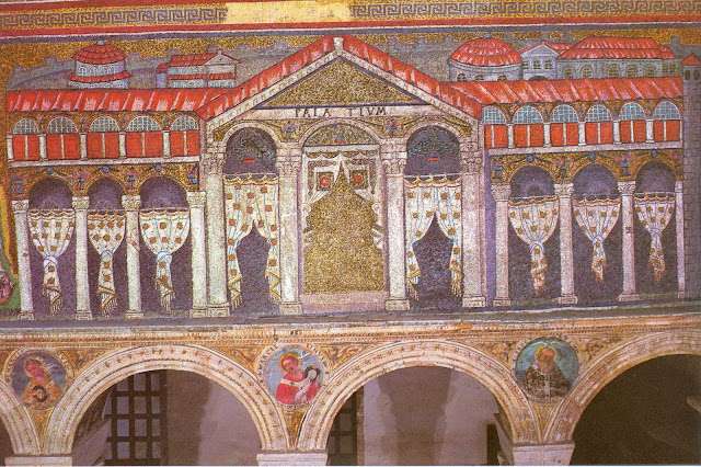 El Palatium de Teodorico (siglo VI d. C.) Ravenna, Italia. El cambio de color en las teselas y las manos sobre las columnas delatan la damnatio memoriae a la que fue sometida la representación de la corte del emperador